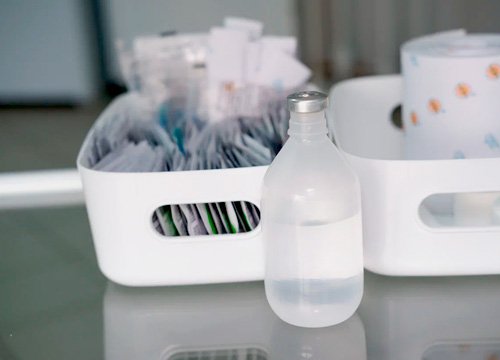 Препарат Ципрофлоксацин Раствор Ципрофлоксацина стоит на столе